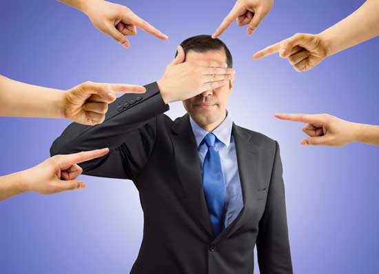 چگونه از عذاب دیگران درباره ما چه فکری می‌کنند، رها شویم؟