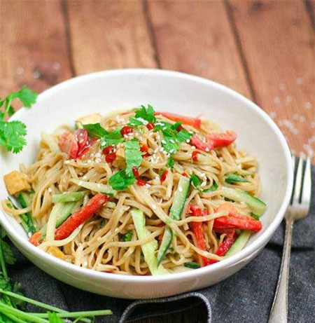 سالاد نودل سبزیجات