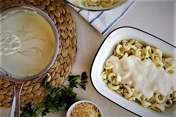 طرز تهیه پاستا با سس پنیر و سیر سوخاری