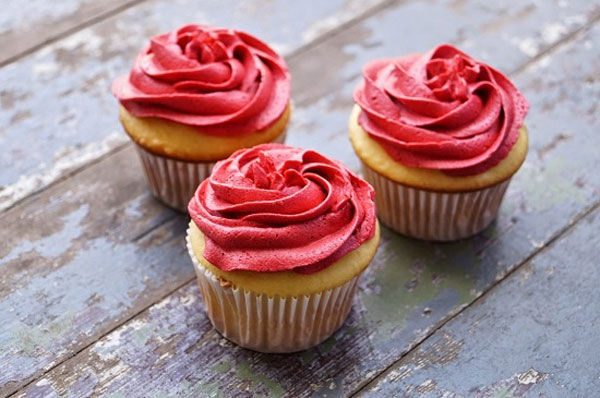 طرز تهیه کاپ کیک با تزیین خامه؛ ویژه ولنتاین