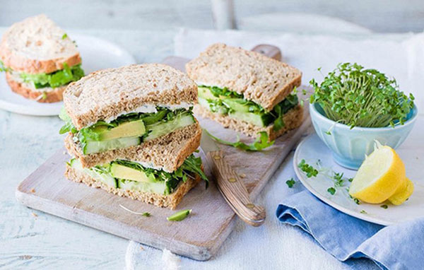 ساندویچ مرغ گریل‌شده