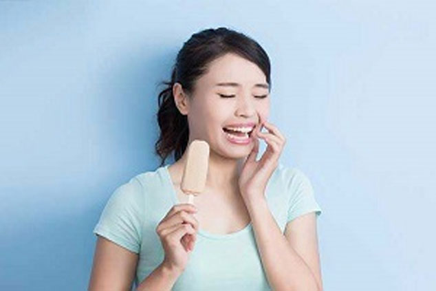 چرا با نوشیدنی های سرد و بستنی دندان ها درد می گیرد!؟