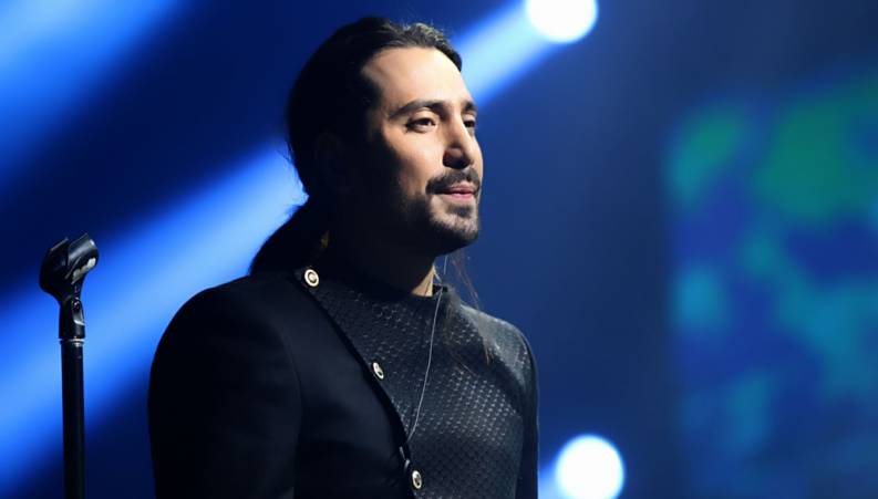 شنونده آهنگ عشق تو از امیر عباس گلاب باشید