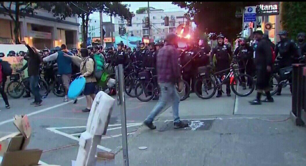 پلیس سیاتل آمریکا با حمله به منطقه چاذ آنجا را تصرف کردند