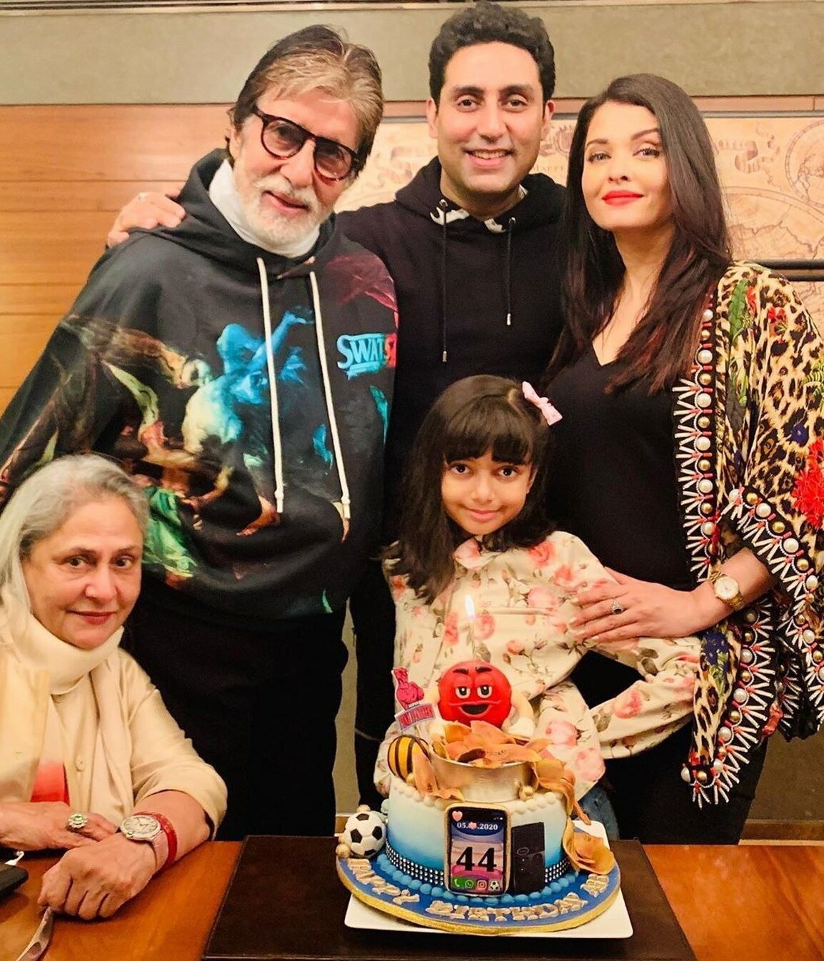 آیشواریا رای بازیگر مشهور هند به علت کرونا در بیمارستان بستری شد