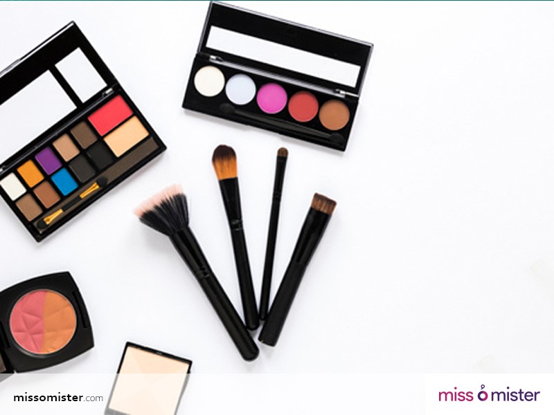 همه آنچه در هنگام خرید لوازم آرایشی باید بدانیم