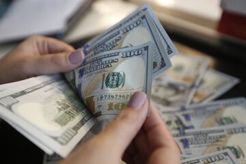 آغاز عقب‌ نشینی قیمت دلار در بازار