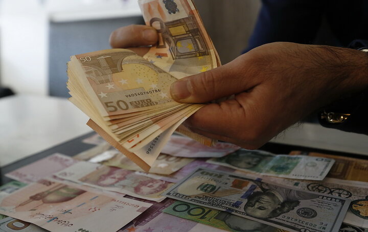 ادامه کاهش بهای دلار و یورو برای سومین روز متوالی