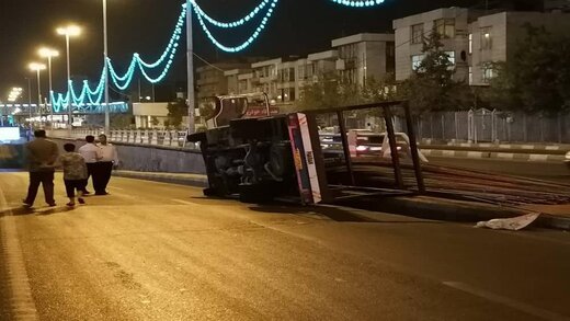 چپ کردن کامیون حامل میلگرد در خیابان آزادی / تصاویر