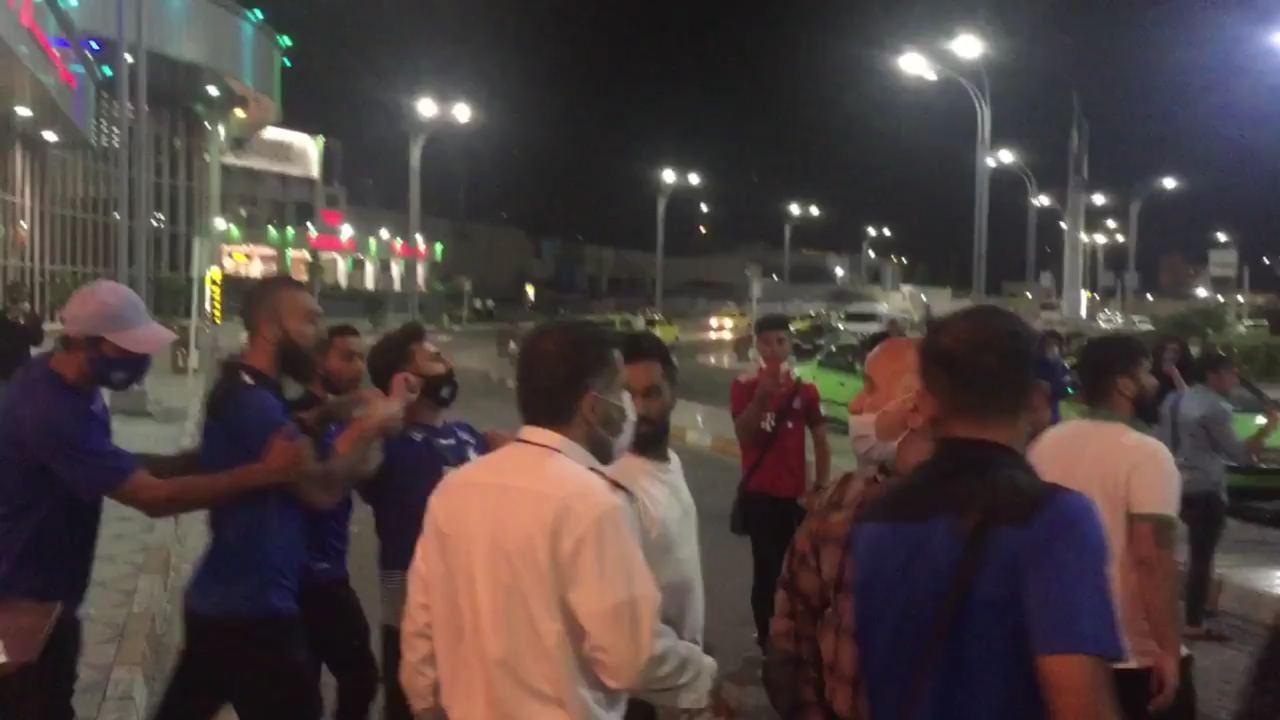 درگیری شدید هواداران و بازیکنان استقلال در مهرآباد!