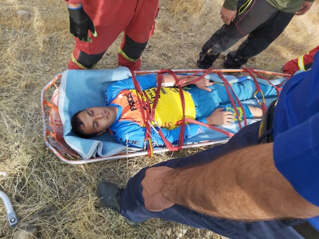 دوچرخه‌سوار مصدوم روی باربند پاترول به بیمارستان منتقل شد!