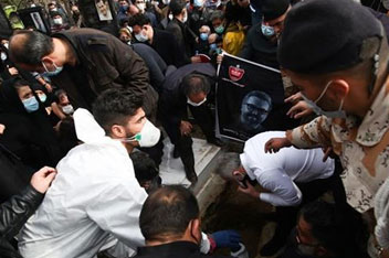 اشک های سوزناک سهراب بختیاری ‌زاده در مراسم خاکسپاری مهرداد میناوند