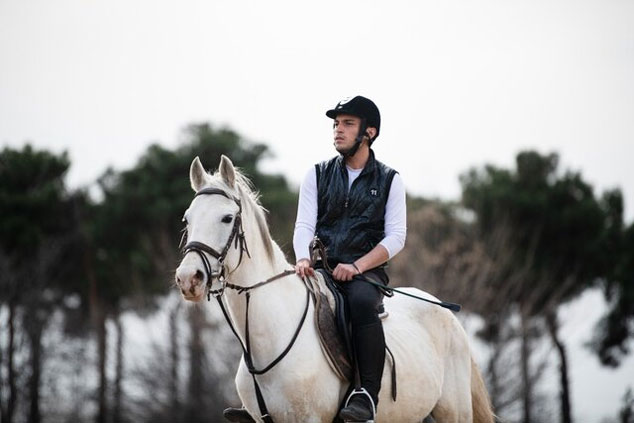 توصیه های جواد عزتی به بازیگر افغان «زخم کاری»