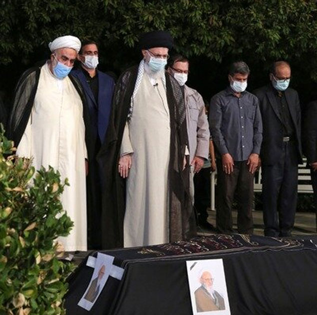 اقامه نماز رهبر انقلاب بر پیکر آیت‌الله حسن‌زاده آملی