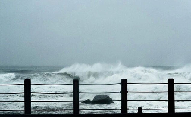 وضعیت قرمز برای سواحل و بنادر سیستان و بلوچستان / رصد لحظه‌ای طوفان