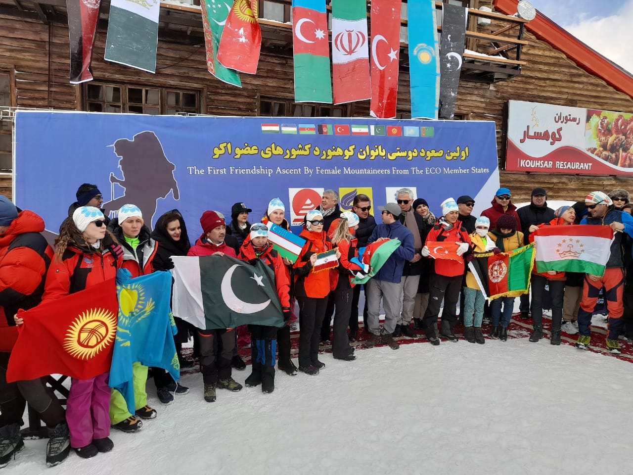 صعود دوستی کوهنوردان زن اکو به قله توچال