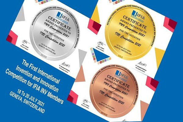 مدال برنز مسابقات جهانی اختراعات سوئیس بر گردن دو دختر شبستری