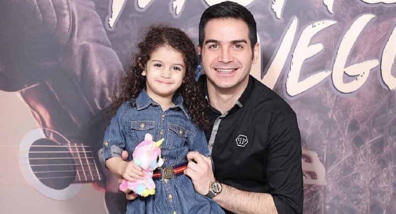 اجرای محسن یگانه همراه با دخترش نگاه برای اولین بار روی استیج کنسرت