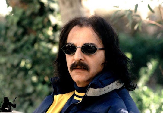 کورش یغمایی: برای فالش خواندن خواننده پول می دهند و هلهله سر می کشند