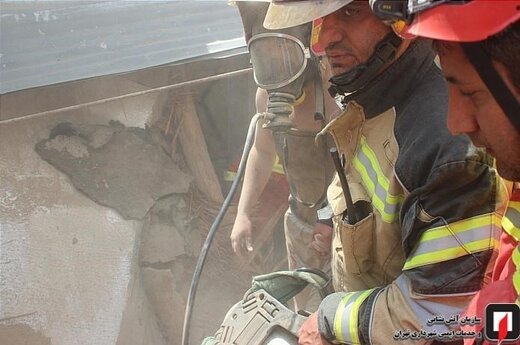 حبس مرد جوان در زیر آوار ساختمان قدیمی/ تصاویر