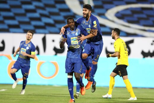 سپاهان از داور بازی مقابل استقلال شکایت می‌کند