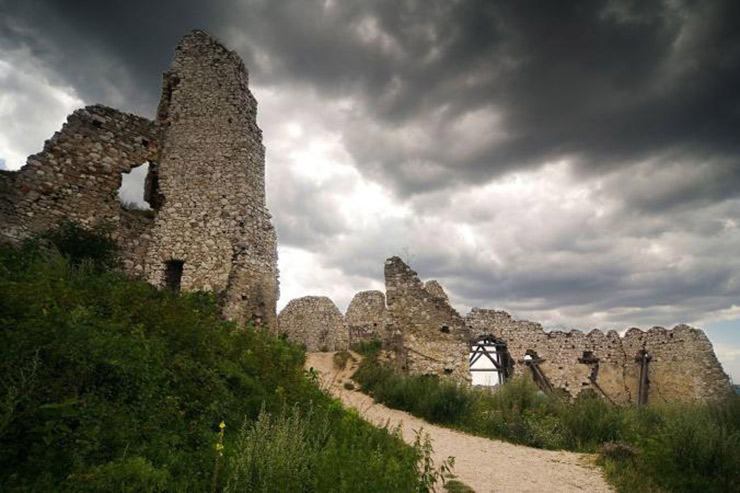 قلعه کستیس، اسلواکی ( Čachtice Castle, Slovakia )