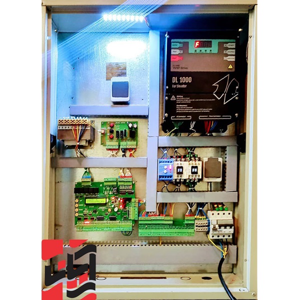 رِئیس اصلی توی آسانسور رو بشناس! تابلو فرمان چی کار میکنه؟