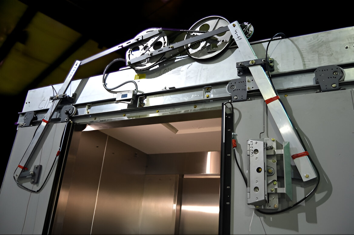 محکم بسته شدن درب اسانسور [عیب یابی + روش های تعمیر]