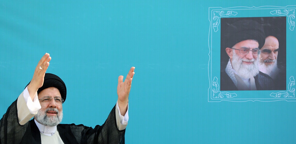 آیت‌الله رییسی در جوار مضجع نورانی ثامن الحجج(ع) آرام گرفت