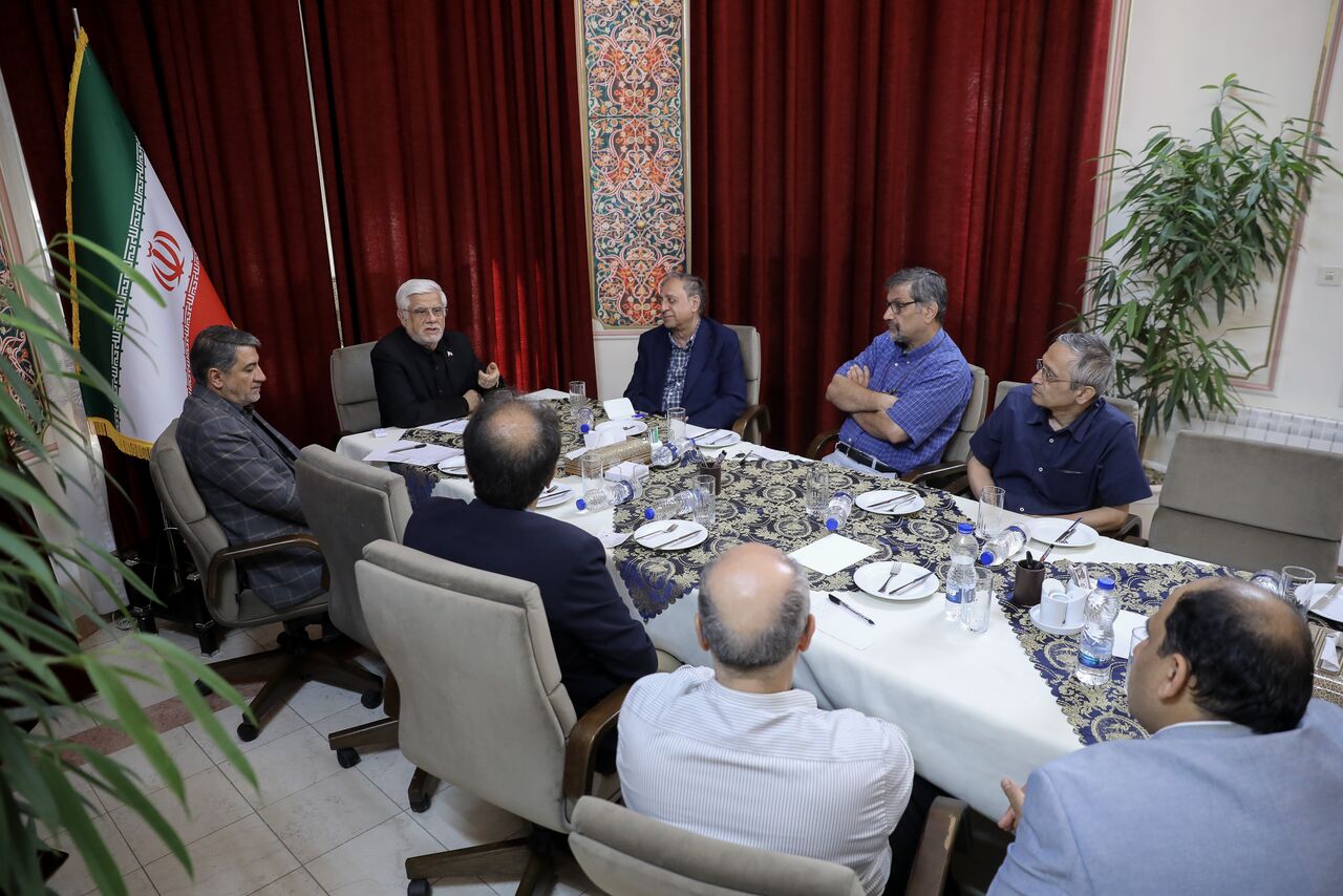 عارف: نظر حاکمیت انجام مذاکره با اقتدار است/ عدم اختلاف میان «میدان» و «دیپلماسی»