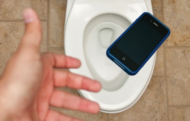 گوشی قیمتی که در چاه توالت افتاد!