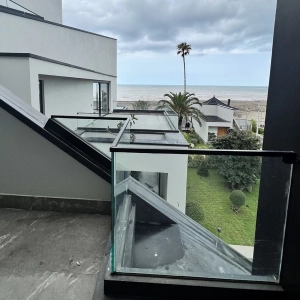 هندریل شیشه‌ ای؛ انتخابی لوکس و ایمن برای فضای زندگی و کار