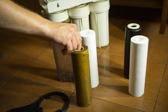 نحوه و زمان تعویض فیلترهای تصفیه آب | راهنمای مرحله به مرحله تعویض فیلتر تصفیه آب خانگی