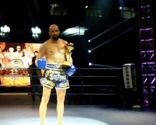 بیوگرافی طوفان سال افزون قهرمان کیک بوکس ایران و جهان